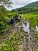 Сотрудники скорой помощи взобрались на гору, чтобы помочь пациентке Сотрудники скорой помощи взобрались на гору, чтобы помочь пациентке